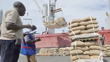 Chargement-sacs-cacao-dans-bateau-2011-port-Abidjan_0