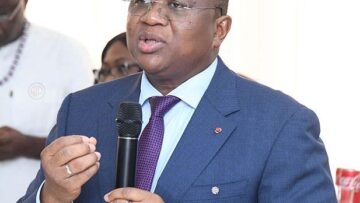 Le-ministre-de-la-Communicationporte-parole-du-gouvernement-Amadou-Coulibaly-sadressant-ce-jeudi-31-octobre-2024-lors-dune-rencontre-avec-les-acteurs-du-secteur-audiovisuel