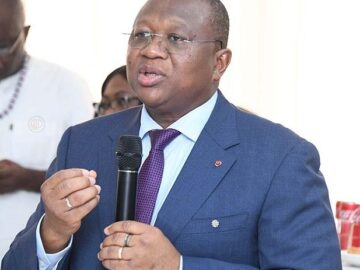 Le-ministre-de-la-Communicationporte-parole-du-gouvernement-Amadou-Coulibaly-sadressant-ce-jeudi-31-octobre-2024-lors-dune-rencontre-avec-les-acteurs-du-secteur-audiovisuel